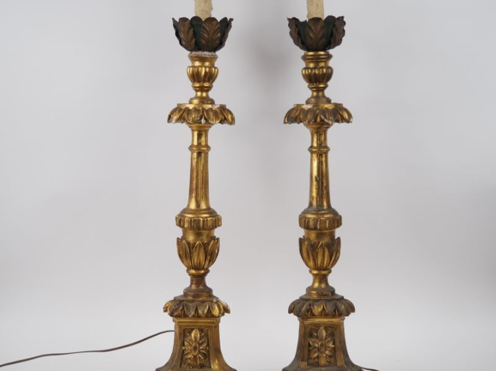 Paire de piques cierges XVIIIème en bois mouluré, sculpté et doré, 