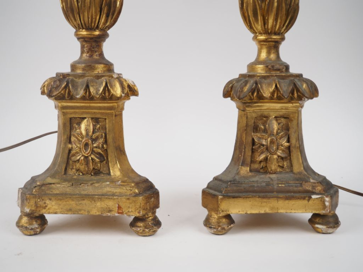 Paire de piques cierges XVIIIème en bois mouluré, sculpté et doré, 