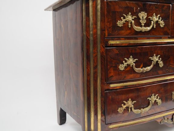 Commode Régence en marqueterie, façade galbée ouvrant à cinq tiroirs s