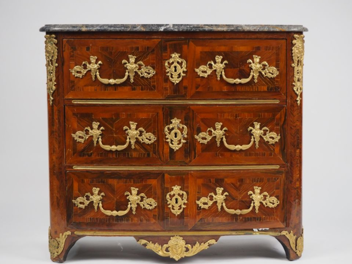 Fine commode Régence en marqueterie, ouvrant à quatre tiroirs sur troi