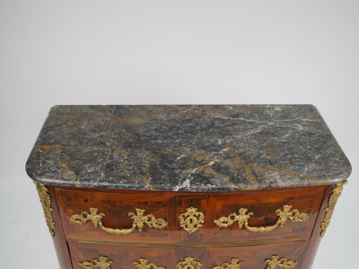Fine commode Régence en marqueterie, ouvrant à quatre tiroirs sur troi