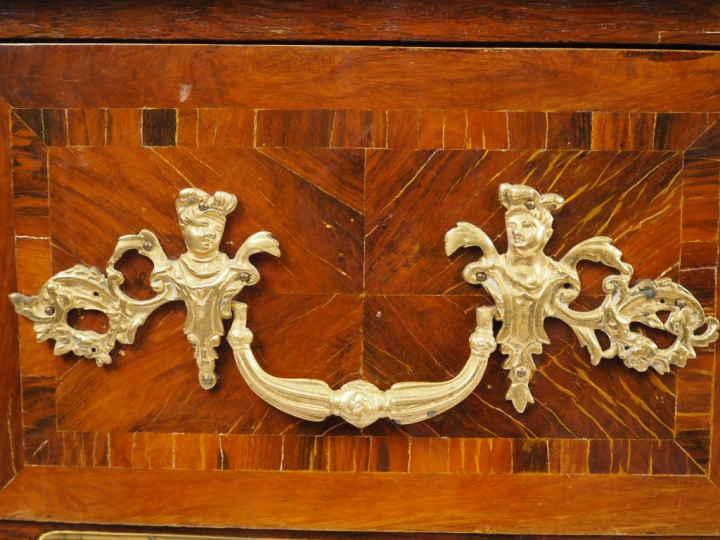 Fine commode Régence en marqueterie, ouvrant à quatre tiroirs sur troi