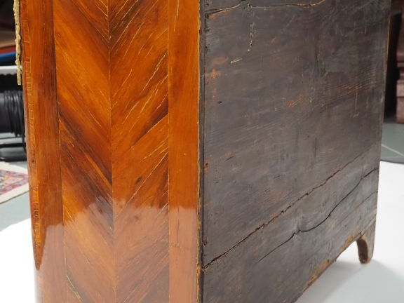 Fine commode Régence en marqueterie, ouvrant à quatre tiroirs sur troi