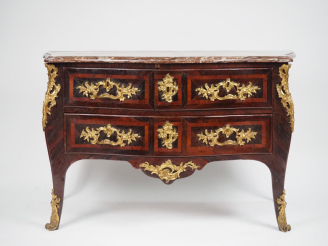 Vente aux enchères Commode XVIIIème en marqueterie, façade mouvementée ouvrant à trois ti