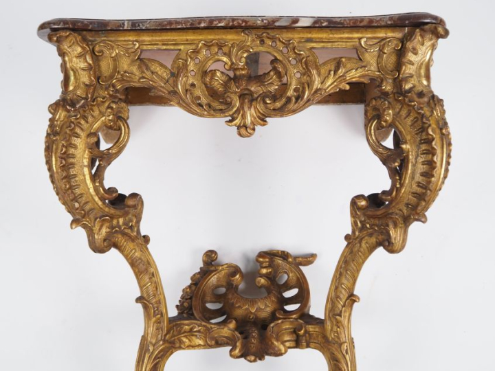 Console Louis XV en bois et stuc mouluré, sculpé et doré, à décor ajou