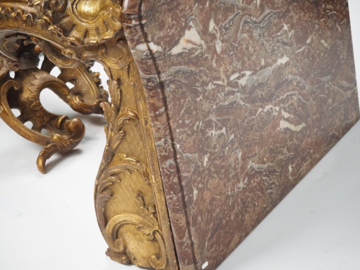 Console Louis XV en bois et stuc mouluré, sculpé et doré, à décor ajou