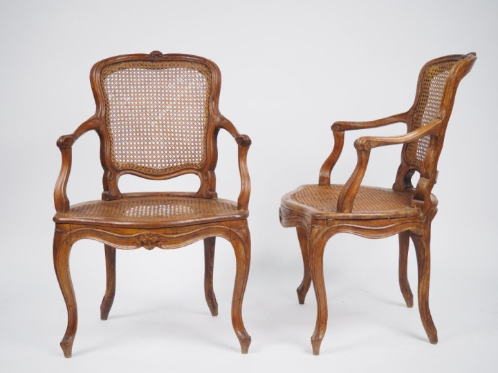 Claude Louis BURGAT. Paire de fauteuils cannés en bois mouluré et scul