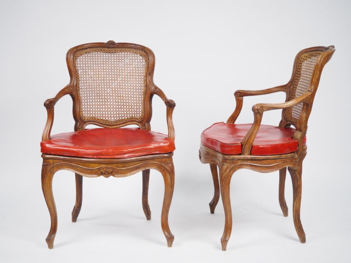 Claude Louis BURGAT. Paire de fauteuils cannés en bois mouluré et scul