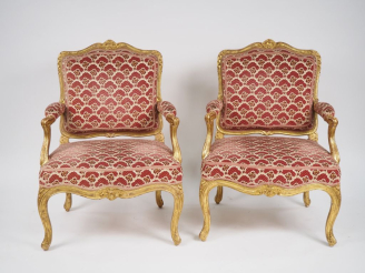Vente aux enchères Paire de larges fauteuils à dos plat Louis XV en bois mouluré, sculpté