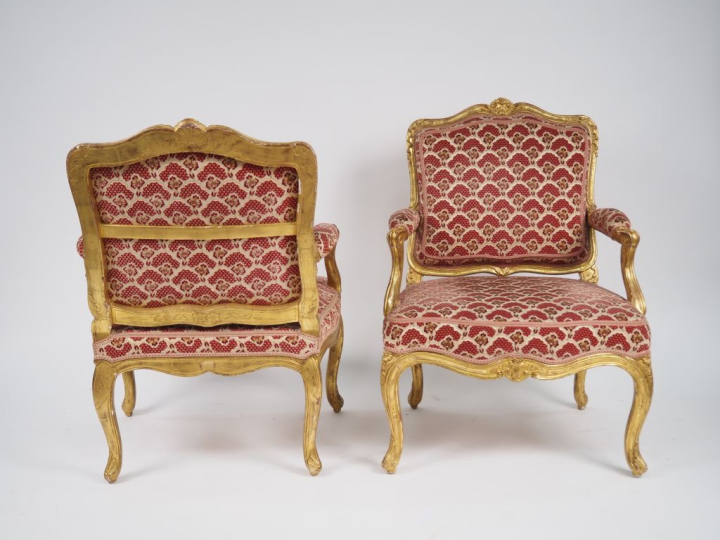 Paire de larges fauteuils à dos plat Louis XV en bois mouluré, sculpté