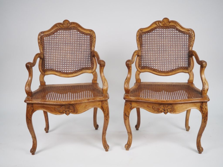 Paire de fauteuils cannés Louis XV en noyer mouluré et sculpté, à déco