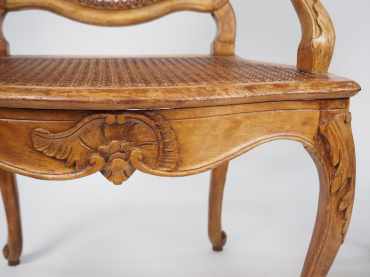 Paire de fauteuils cannés Louis XV en noyer mouluré et sculpté, à déco