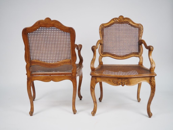 Paire de fauteuils cannés Louis XV en noyer mouluré et sculpté, à déco