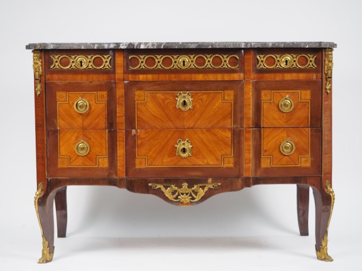 Nicolas PETIT. Commode Transition en marqueterie, façade à ressaut cen