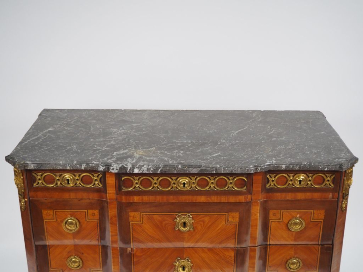 Nicolas PETIT. Commode Transition en marqueterie, façade à ressaut cen