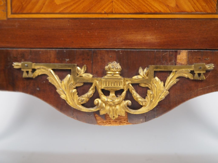 Nicolas PETIT. Commode Transition en marqueterie, façade à ressaut cen
