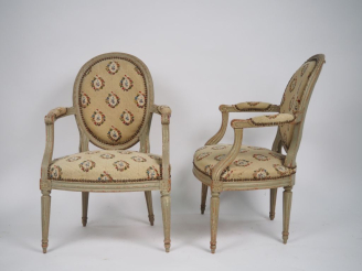 Vente aux enchères Paire de cabriolets Louis XVI en hêtre mouluré et sculpté,  dossier me