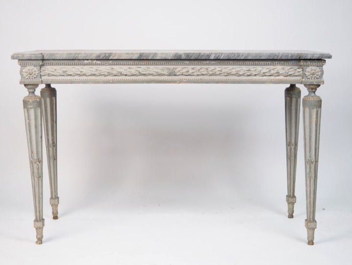 Console Louis XVI en bois mouluré, sculpté et laqué gris, la ceinture 