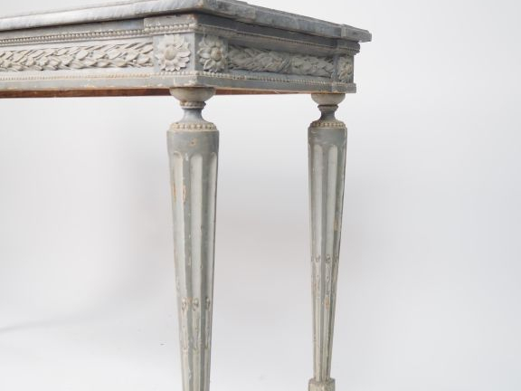 Console Louis XVI en bois mouluré, sculpté et laqué gris, la ceinture 