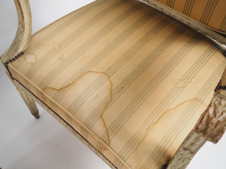 JACOB.  Paire de fauteuils Louis XVI dossiers à la reine en bois moulu