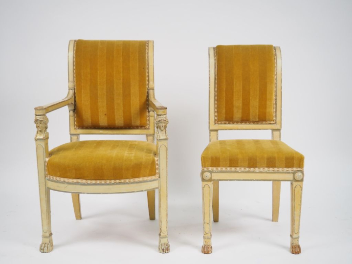 Mobilier de salon Directoire en bois laqué blanc mouluré et sculpté, d