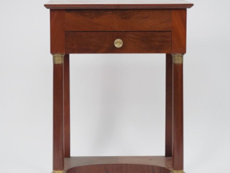 Vente aux enchères Petite table de chevet de style Empire en acajou à décor de colonnes d