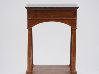 Vente aux enchères Petite console Empire en acajou ouvrant par un tiroir.  Dimensions: 76