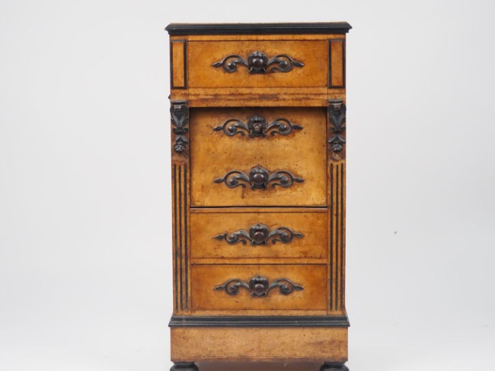 Chevet Charles X en placage d'érable, mouluré et sculpté, ouvrant à tr