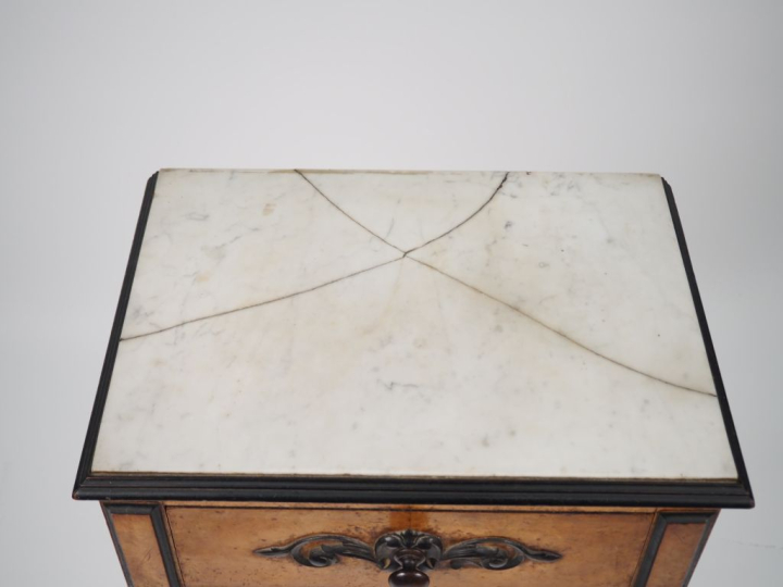 Chevet Charles X en placage d'érable, mouluré et sculpté, ouvrant à tr