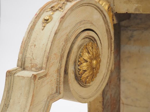 Console Napoléon III de style Louis XVI  en bois laqué, gris et doré à
