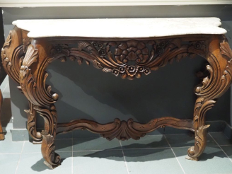 Vente aux enchères Console de style Louis XV en bois sculpté à décor ajouré de palmes de 