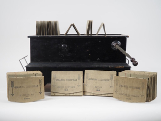 Vente aux enchères Organina Thibouville, orgue de barbarie en bois et ses 8 cartons perfo