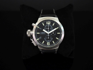 Vente aux enchères U-BOAT,  Montre bracelet en acier. Cadran rond à chiffres arabes, inde
