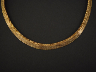 Vente aux enchères Collier ras de cou en or jaune 750, maille plate en chute. Poids. 48,4