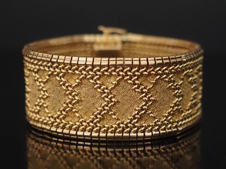 Bracelet manchette en or jaune 750, maille plate, à décr de motifs géo