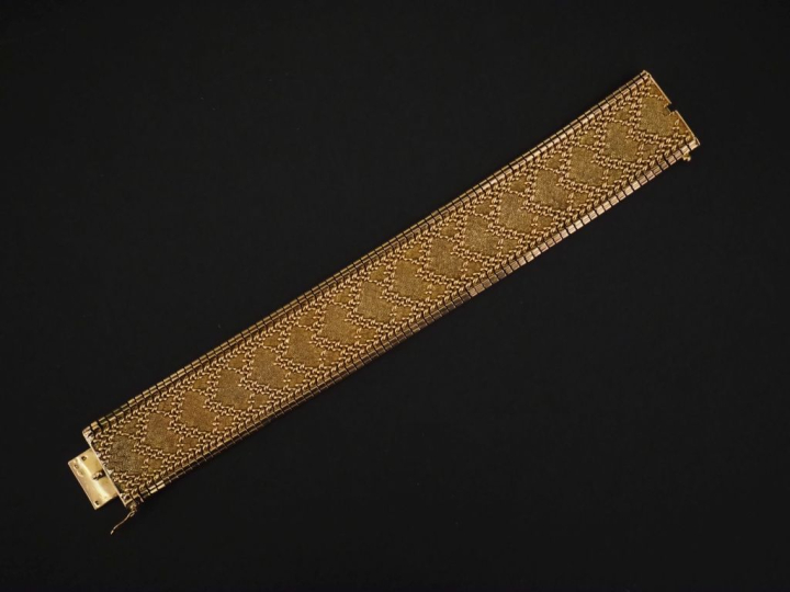 Bracelet manchette en or jaune 750, maille plate, à décr de motifs géo