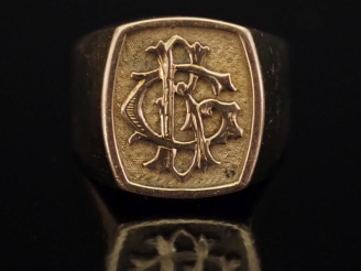 Vente aux enchères Bague de forme chevalière en or jaune 750, à décor de monogramme.  TDD