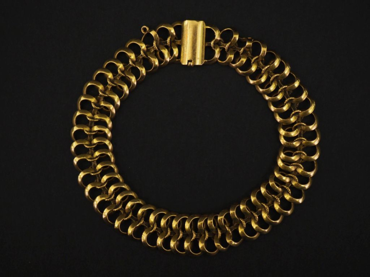 Bracelet souple en or jaune 750, composé de maillons ronds ajourés.  L
