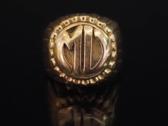 Vente aux enchères Bague de forme chevalière en or jaune 750, à décor de godrons et de mo