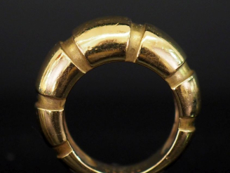Vente aux enchères MAUBOUSSIN, Bague jonc modèle "Nadja" en or jaune 750, à ressauts. Sig