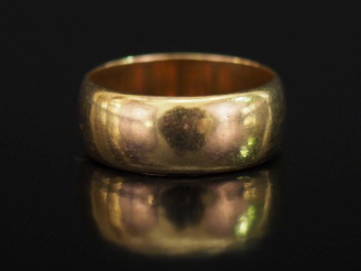 Vente aux enchères Bague jonc en or jaune 750. Larg. 0,8 cm TDD. 58 Poids. 5,81 g   