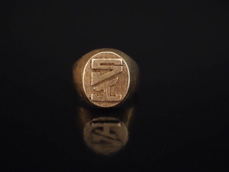 Vente aux enchères Bague de forme chevalière en or jaune 750, à décor de monogramme. TDD.