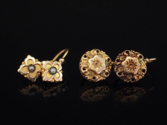 Vente aux enchères Paire de perces oreilles Napoléon III en or jaune 750, à décor en son 