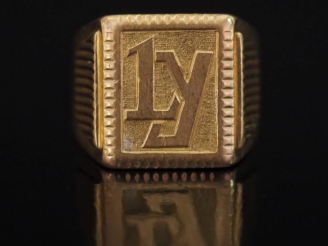 Vente aux enchères Bague de forme chevalière en or jaune 750, à décor de cannelures et de