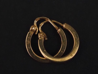 Vente aux enchères Paire de petites créoles en or jaune 750. Diam. 1,2 cm Poids. 0,96 g  