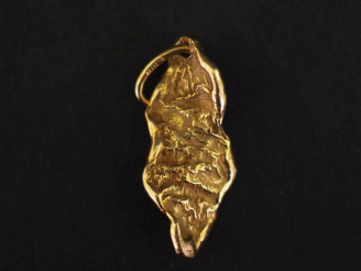 Vente aux enchères Pendentif de forme stylisée en or jaune 750.  2,1 x 0,9 cm Poids. 1,81