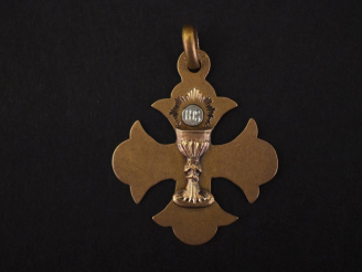 Vente aux enchères Pendentif religieux en forme de croix en or jaune 750, à décor en son 