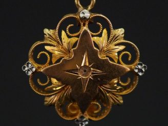 Vente aux enchères Pendentif ajouré en or jaune 750, à décor de feuillage, d'enroulements