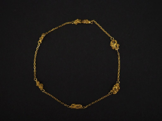 Vente aux enchères Bracelet souple en or jaune 750, maille forçat, agrémenté de pépites. 