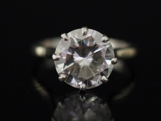 Vente aux enchères Bague de forme solitaire sertie en son centre d'un diamant taille rond